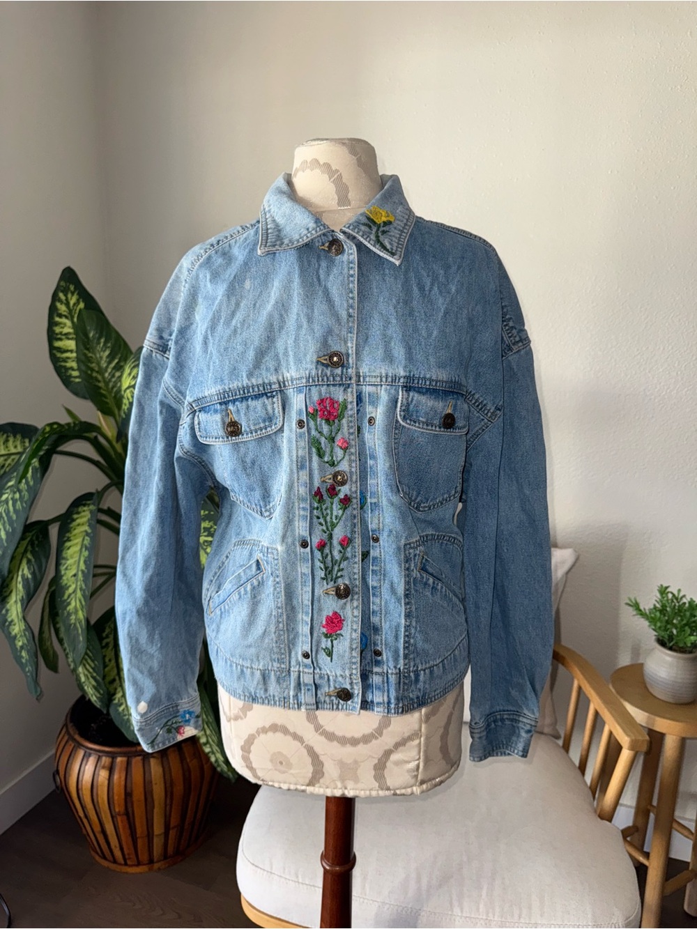 Vintage Light Blue Y2K Boho Chic Floral Embroidered Denim Jacket Women’s Size M